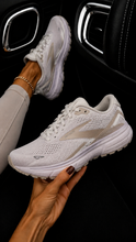 Load image into Gallery viewer, Running Sneaks
