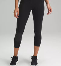 Load image into Gallery viewer, Size Large Black Capri Leggings
