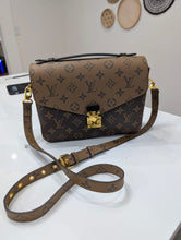 Load image into Gallery viewer, Metís Crossbody
