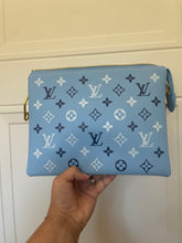 Load image into Gallery viewer, Blue Coussin Crossbody

